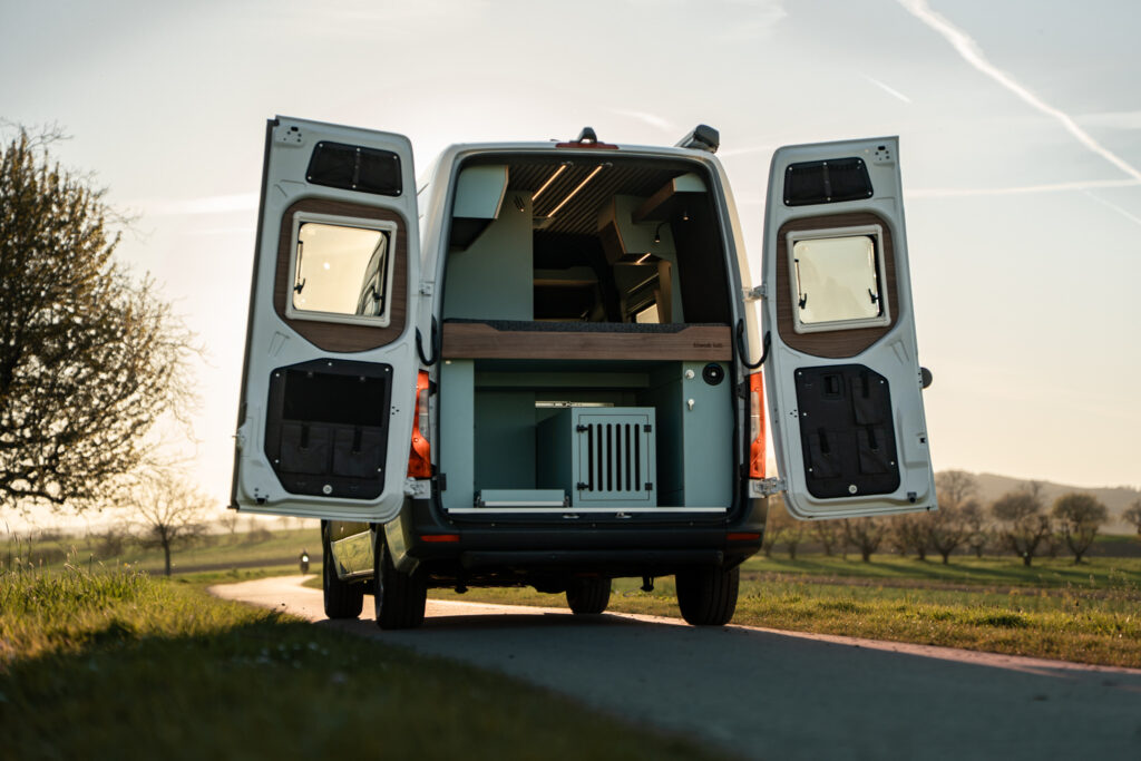 Moderner Camper Ausbau Mercedes Sprinter mit hochwertigem Innenraum und viel Stauraum