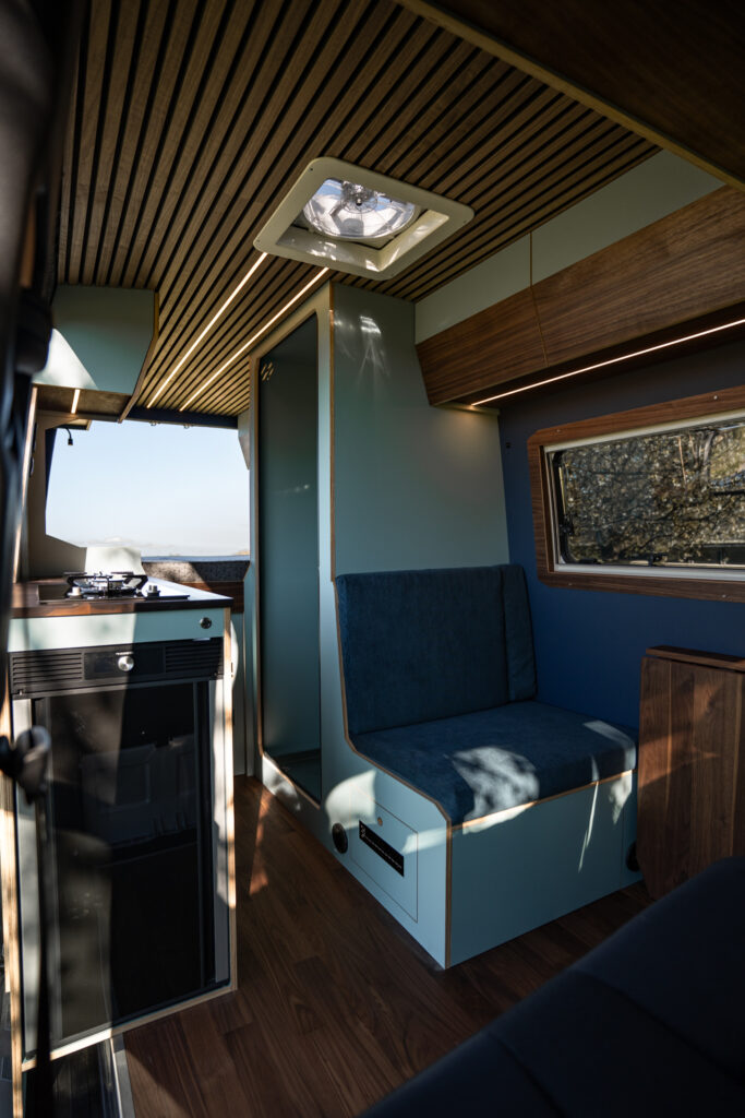 8. Mercedes Sprinter Camper Ausbau mit Sitzgruppe und ausziehbarem Tisch
