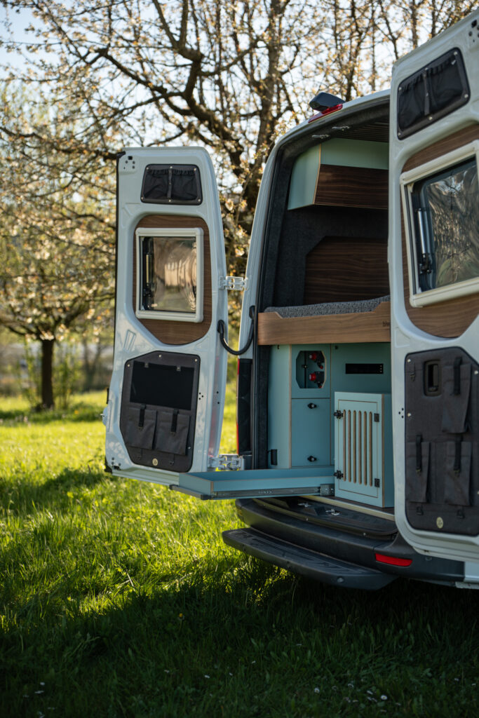 Camper Ausbau Mercedes Sprinter mit Heckbett und funktionaler Heckgarage