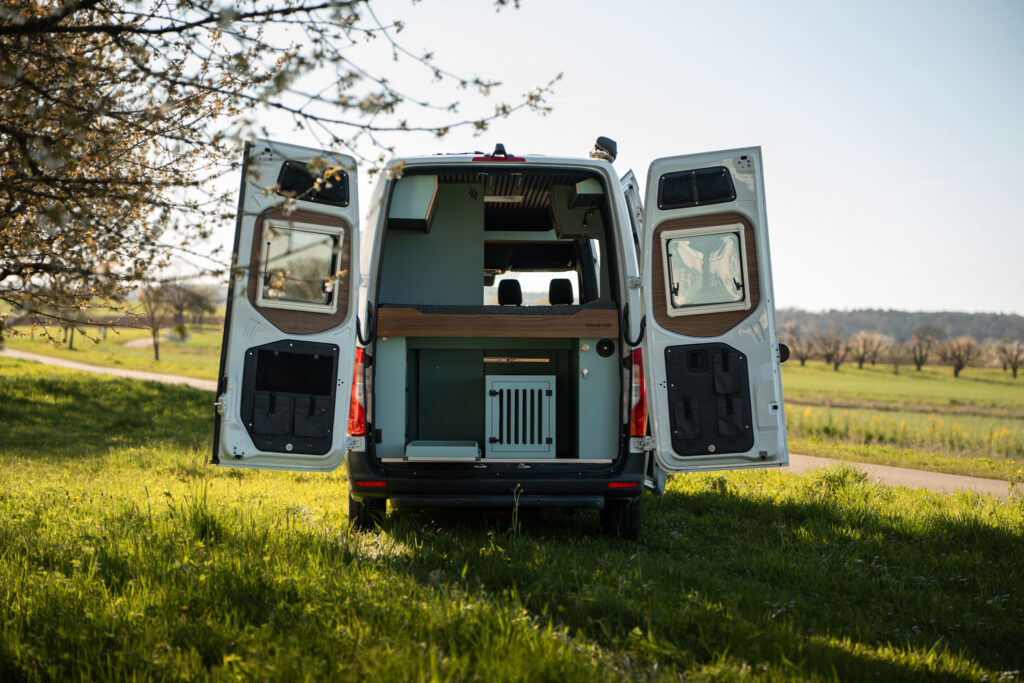 Camper Ausbau Mercedes Sprinter mit Heckbett und funktionaler Heckgarage