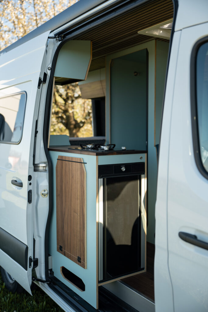 Individueller Camper Ausbau Mercedes Sprinter mit modernem Holzdesign