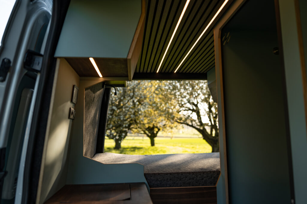 Camper Ausbau Mercedes Sprinter mit Heckbett und funktionaler Heckgarage