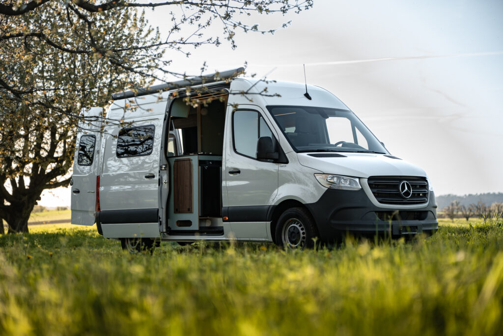 Mercedes Sprinter Camper Ausbau in der Natur mit modernem Offgrid Vanlife Design