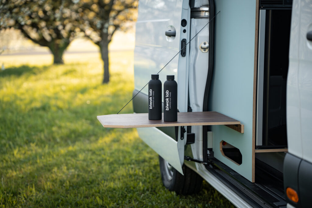 Mercedes Sprinter Camper Ausbau in der Natur mit modernem Offgrid Vanlife Design