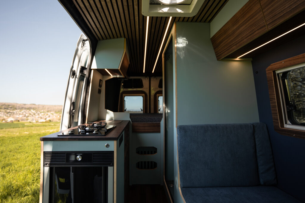 Camper Ausbau Mercedes Sprinter mit Gaskocher und minimalistischer Küchenzeile