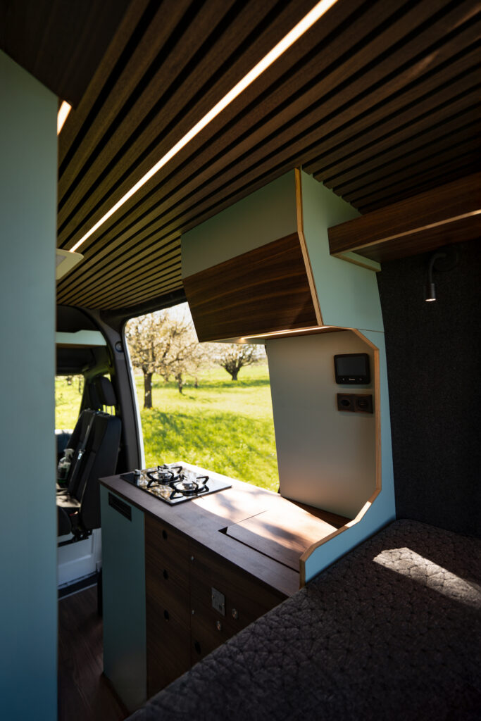 Hochwertiger Camper Ausbau Mercedes Sprinter mit Küche und modernem Innenausbau