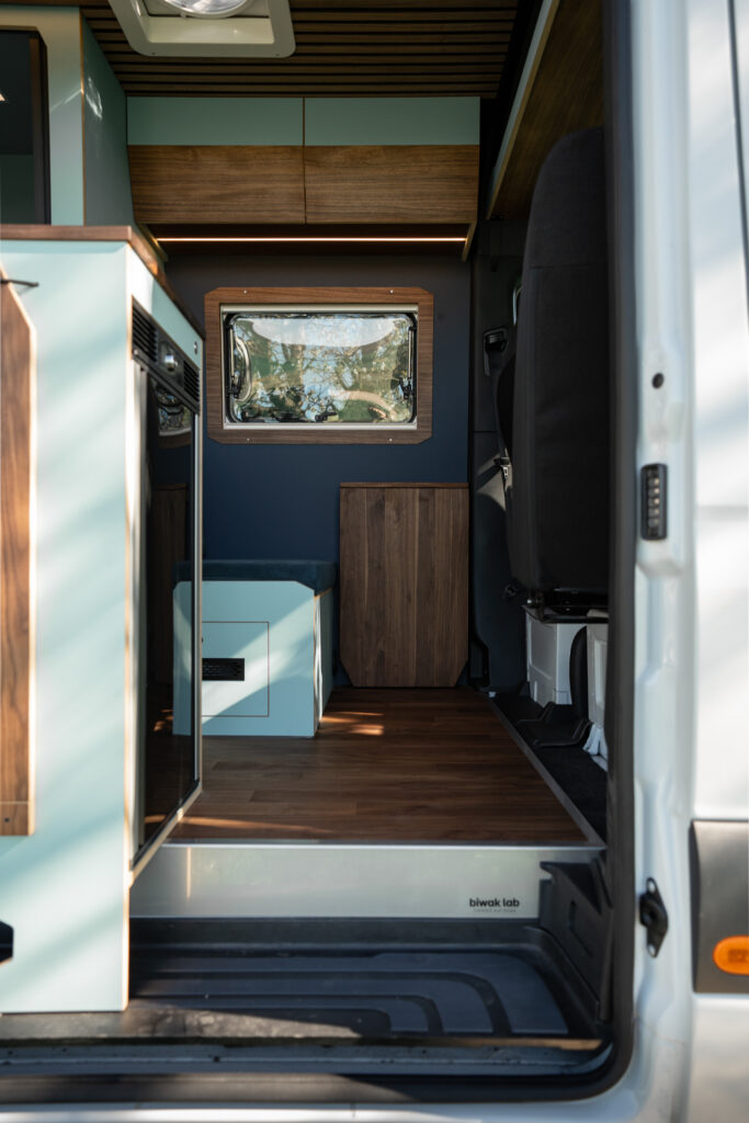 Camper Ausbau Mercedes Sprinter mit stilvoller Holzdecke und hochwertigem Innenausbau
