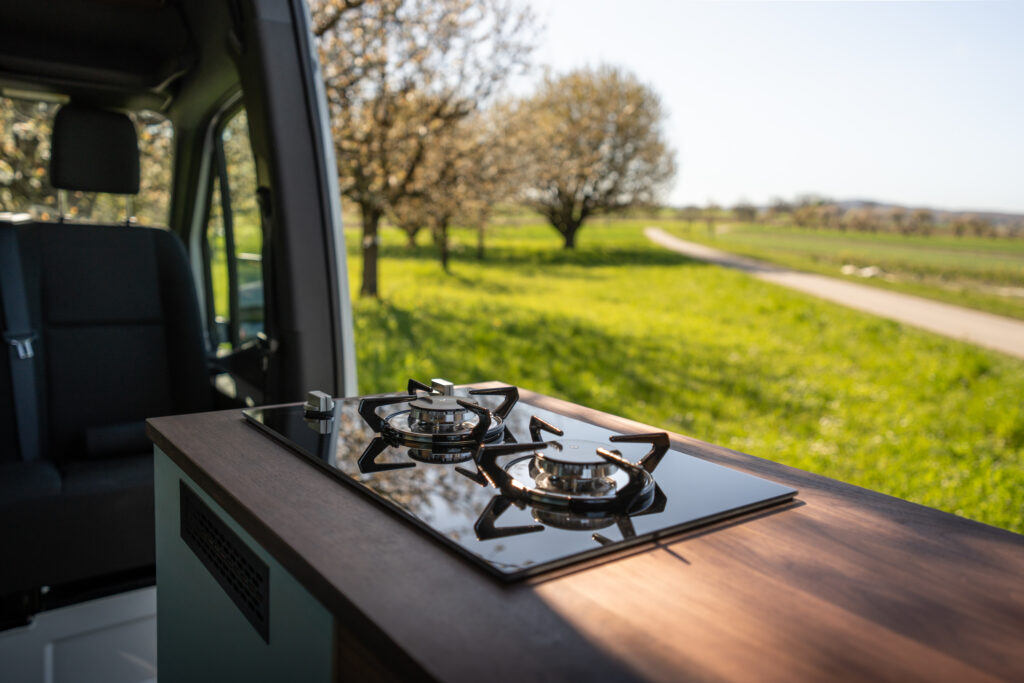 Camper Ausbau Küche mit stilvollem Holz und hochwertigem Innenausbau