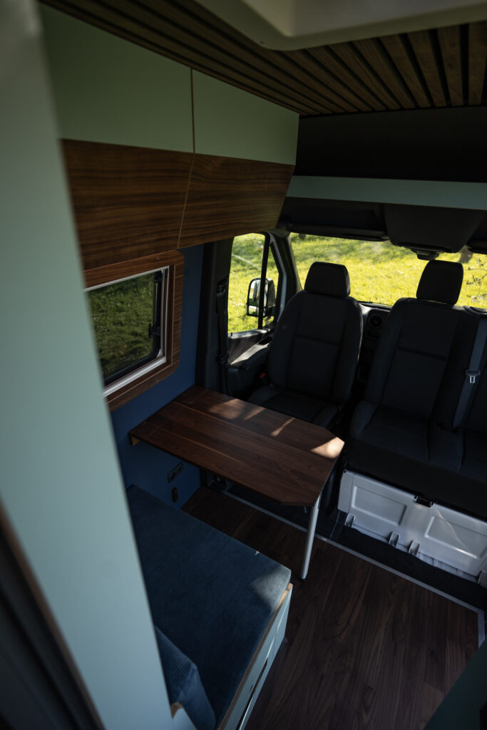 Mercedes Sprinter Camper Ausbau mit Sitzgruppe und ausziehbarem Tisch