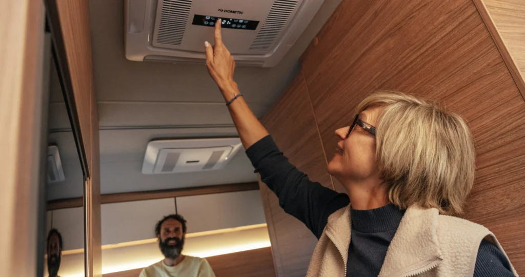 Einbau einer Klimaanlage in einen Camper durch die Experten der Biwak Lab Werkstatt.