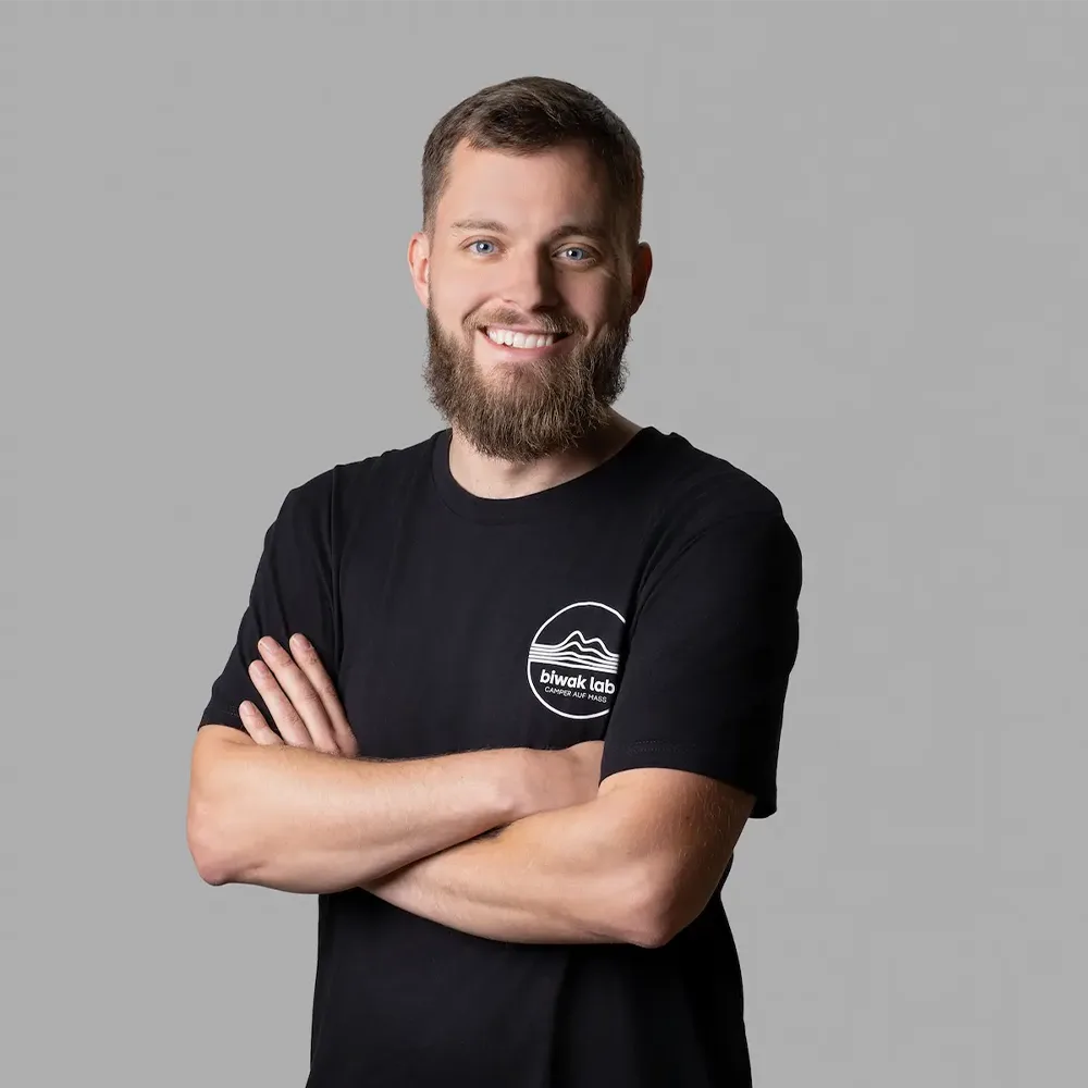 Simon von BiwakLab wartet auf deine Anfrage