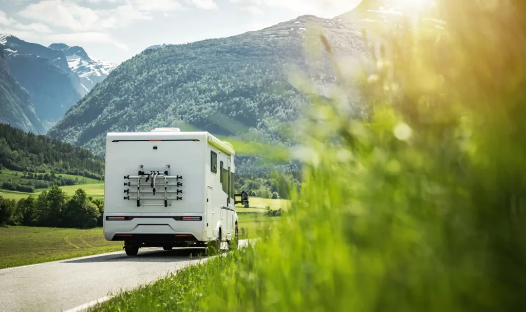 Dein VW California oder Mercedes Sprinter ist bereit für die Abfahrt. Mit dem Standby Charger Pro, professionell nachgerüstet von Biwak Lab, springt Dein Wohnmobil auch nach langen Standzeiten in der Natur zuverlässig an.