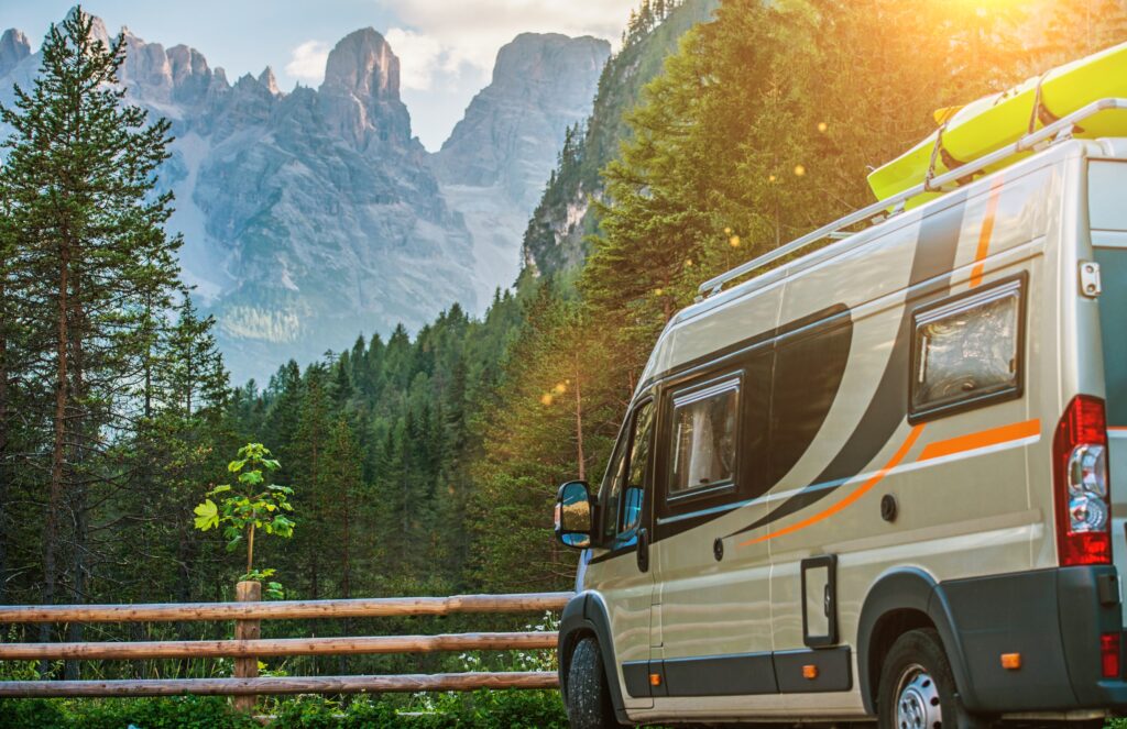 Sauber verkabelte Bordelektrik mit Wechselrichter, Sicherungen und Aufbaubatterie im Technikfach eines Wohnmobils.