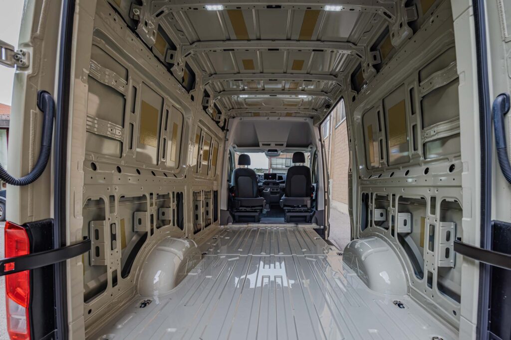 Blick durch die Hecktüren in das leere Innere eines Transporters vor dem Start der Isolierung und des Möbelbaus bei biwak lab.