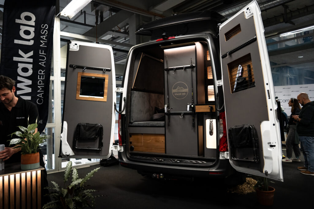 Der professionelle Messestand vom biwak lab mit individuell ausgebauten Campern und massgeschneiderten Lösungen am Suisse Caravan Salon in Bern.
