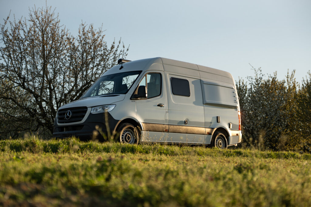 Pflegeleichte Schmutzschleuse mit robuster Wanne an der Schiebetür für saubere Pfoten beim Vanlife mit Hund.