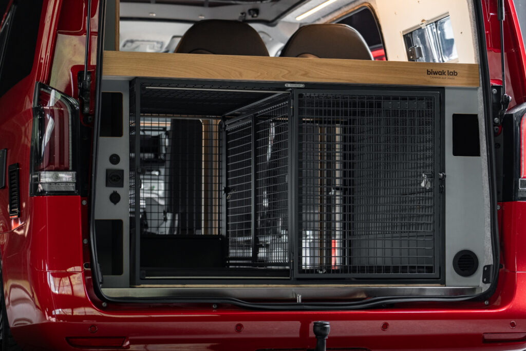 Gemütliches Hundebett passgenau integriert im Innenraum eines Mercedes Vito Campervans.