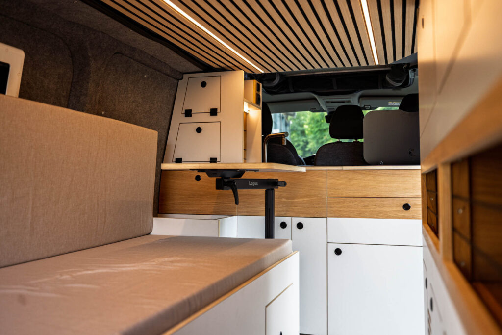 Professioneller Camperausbau in der Werkstatt von biwak lab mit Blick auf Leichtbaumöbel und durchdachte Raumnutzung.